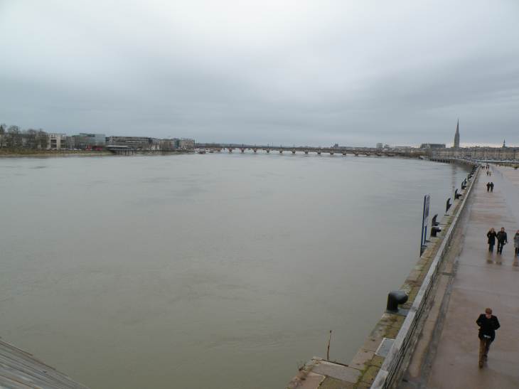  la Garonne et le pont de pierre